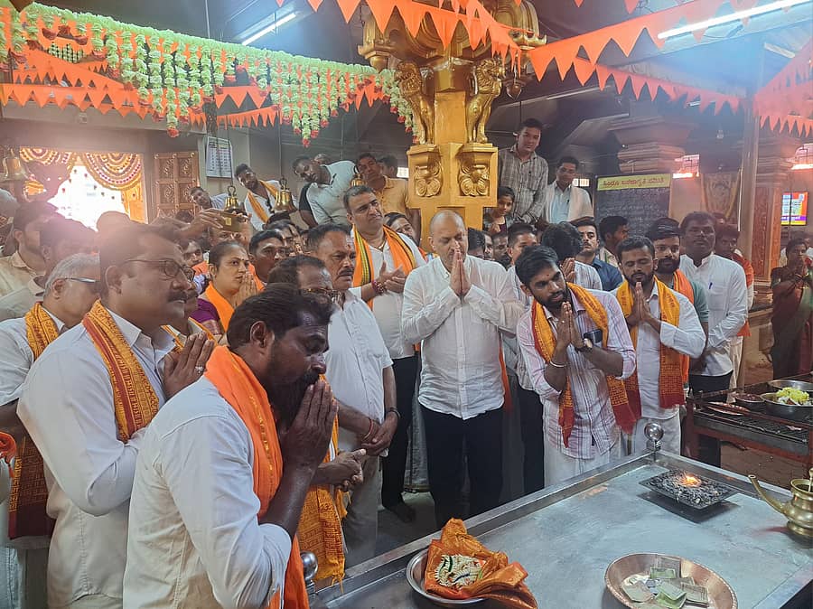 <div class="paragraphs"><p>ಭಟ್ಕಳದ ಚನ್ನಪಟ್ಟಣ ಹನುಮಂತ ದೇವರಿಗೆ ಸಂಸದ ಅನಂತಕುಮಾರ ಹೆಗಡೆ ಪೂಜೆ ಸಲ್ಲಿಸಿದರು </p></div>