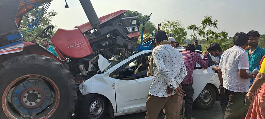 ಅಫಜಲಪುರ ಪಟ್ಟಣದ ಭೀಮಾ ಏತ ನೀರಾವರಿ ಉಪ ವಿಭಾಗದ ಕಚೇರಿ ಎದುರುಗಡೆ ಭಾನುವಾರ ಸಾಯಂಕಾಲ ದೇವಲಗಣಗಾಪುರಕ್ಕೆ ಹೊರಟಿದ್ದ ಮಹಾರಾಷ್ಟ್ರ ಮೂಲದ ಕಾರ್ ಮೇಲೆ ಟ್ರ್ಯಾಕ್ಟರ್ ಹತ್ತಿರುವುದು