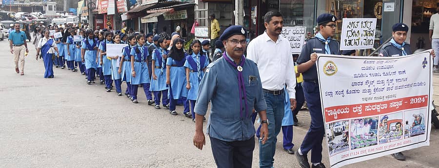 ರಾಷ್ಟ್ರೀಯ ರಸ್ತೆ ಸುರಕ್ಷತಾ ಸಪ್ತಾಹದ ಅಂಗವಾಗಿ ಮಡಿಕೇರಿಯಲ್ಲಿ ಎಎಲ್‌ಜಿ ಕ್ರೆಸೆಂಟ್ ಶಾಲೆಯ ಭಾರತ ಸ್ಕೌಟ್ಸ್ ಮತ್ತು ಗೈಡ್ಸ್ ವಿದ್ಯಾರ್ಥಿಗಳು ಸಂಚಾರ ನಿಯಮಗಳನ್ನು ಕುರಿತು ಬುಧವಾರ ಅರಿವು ಮೂಡಿಸಲು ಜಾಥಾ ನಡೆಸಿದರು