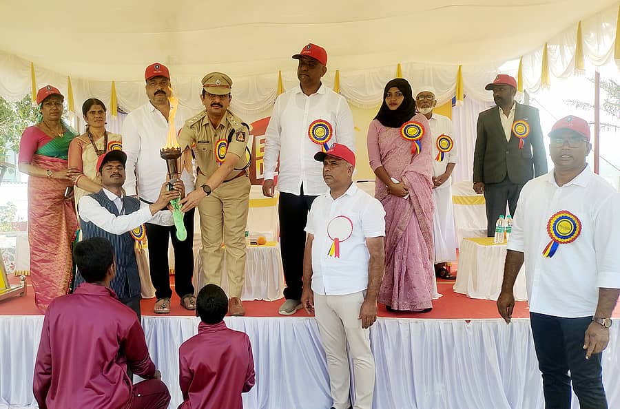 ಸಕಲೇಶಪುರದ ಆಕ್ಸ್ಫರ್ಡ್ ಶಾಲೆಯಲ್ಲಿ ಭಾನುವಾರ ನಡೆದ ಶಾಲಾ ವಾರ್ಷಿಕ ಕ್ರೀಡಾಕೂಟದಲ್ಲಿ ಡಿವೈಎಸ್ಪಿ ಪ್ರಮೋದ್ಕುಮಾರ್ ಕ್ರೀಡಾ ಜ್ಯೋತಿ ಉದ್ಘಾಟಿಸಿದರು