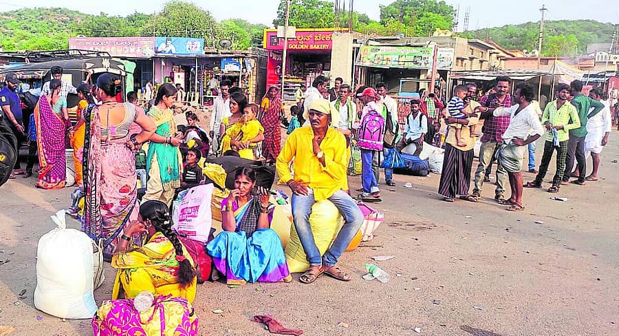 <div class="paragraphs"><p>ರಾಯಚೂರು ಜಿಲ್ಲೆಯ ದೇವದುರ್ಗ ತಾಲ್ಲೂಕಿನ ಜನರು ಬೆಂಗಳೂರು ಮತ್ತು ಪುಣೆ ನಗರಗಳಿಗೆ ಗುಳೆ ಹೋಗಲು ತಿಂಥಿಣಿ ಬ್ರಿಜ್ ಹತ್ತಿರ ಬಸ್ಗಾಗಿ ಕಾಯುತ್ತಿರುವುದು</p><p></p></div>