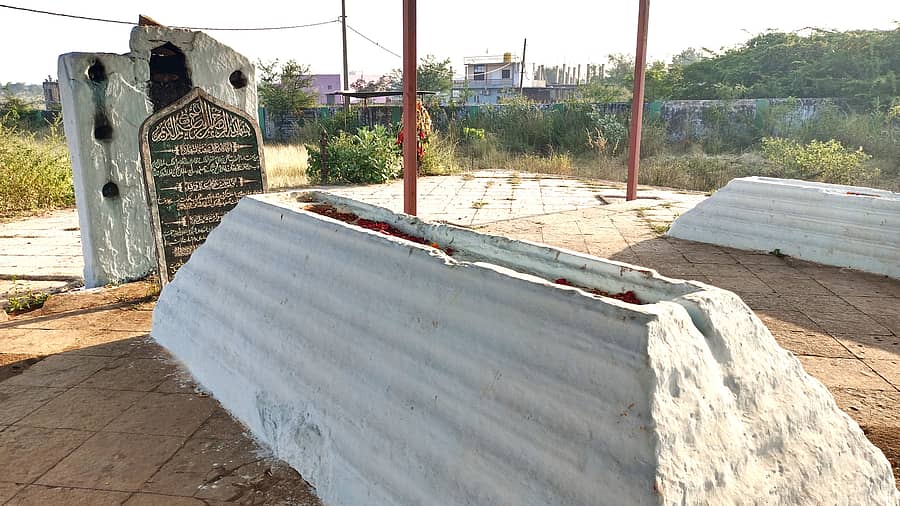 ಬೀದರ್ ಹೊರವಲಯದ ಗೋರನಳ್ಳಿಯಲ್ಲಿರುವ ಮಹಮೂದ್ ಗಾವಾನ್ ಸಮಾಧಿ