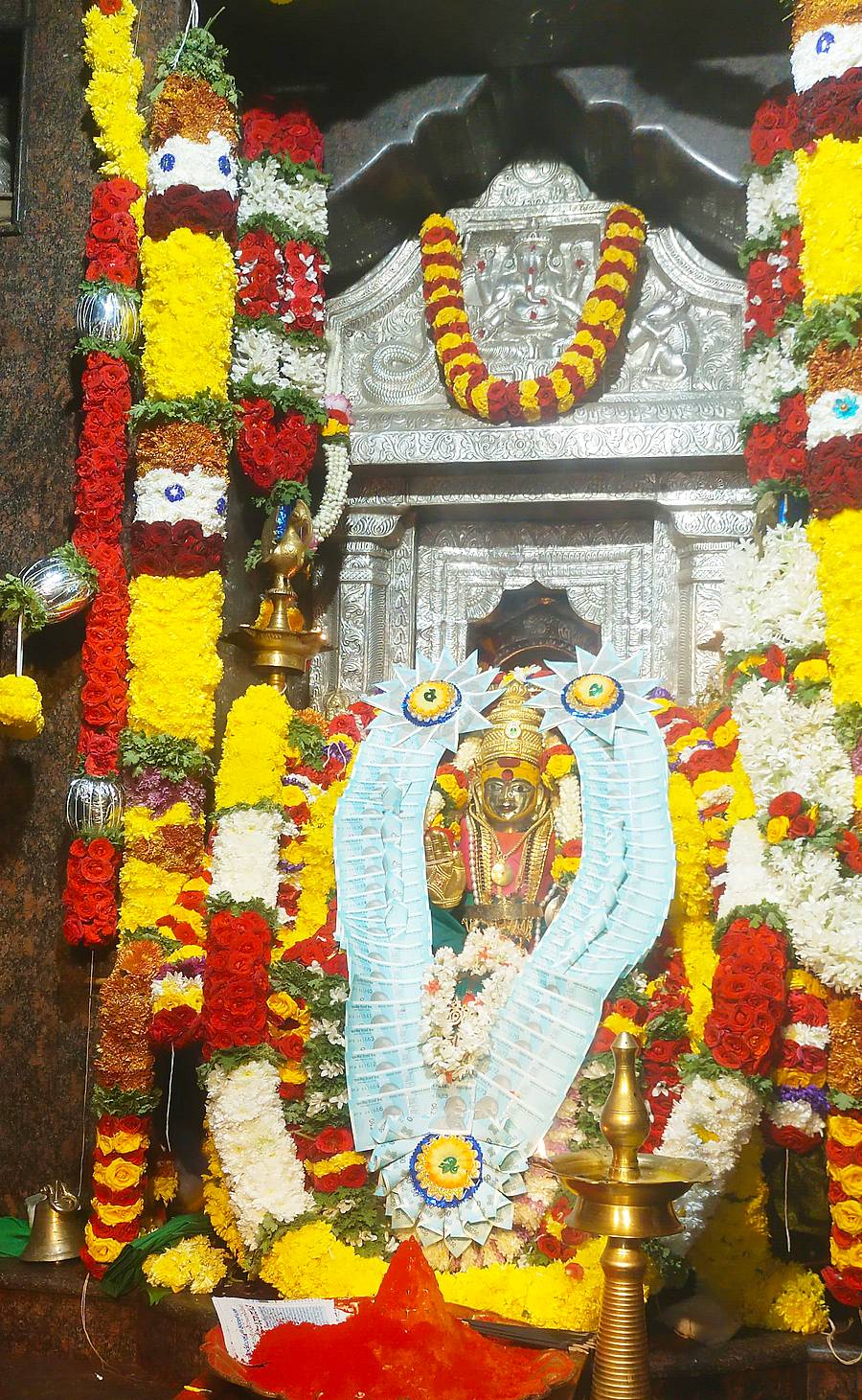 ಕೊರಟಗೆರೆ ತಾಲ್ಲೂಕಿನ ಗೊರವನಹಳ್ಳಿ ಮಹಾಲಕ್ಷ್ಮಿ ದೇವಿಗೆ ಸೋಮವಾರ ವಿಶೇಷ ಅಲಂಕಾರ ಮಾಡಲಾಗಿತ್ತು