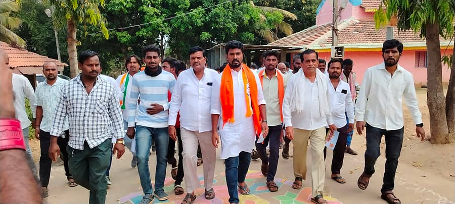 ಹೊನ್ನಾಳಿ ತಾಲ್ಲೂಕಿನ ಕೋಣನತಲೆ ಗ್ರಾಮದಿಂದ ಜಿ.ಬಿ. ವಿನಯ್ಕುಮಾರ್ ಪಾದಯಾತ್ರೆ ಆರಂಭಿಸಿದರು