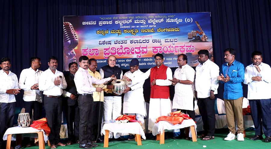 ಬೀದರ್ನಲ್ಲಿ ಇತ್ತೀಚೆಗೆ ಏರ್ಪಡಿಸಿದ್ದ ಕಾರ್ಯಕ್ರಮವನ್ನು ವಿಧಾನ ಪರಿಷತ್ ಸದಸ್ಯ ಅರವಿಂದಕುಮಾರ ಅರಳಿ ಅವರು ತಬಲ ಬಾರಿಸಿ ಚಾಲನೆ ನೀಡಿದರು