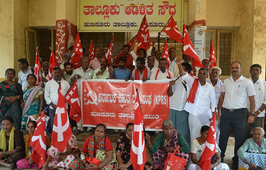 ಹುಣಸೂರು ನಗರದ ತಹಶೀಲ್ದಾರ್ ಕಚೇರಿ ಎದುರು ಕರ್ನಾಟಕ ಪ್ರಾಂತ್ಯ ರೈತ ಸಂಘದ ಸದಸ್ಯರು ಶುಕ್ರವಾರ ಪ್ರತಿಭಟಿಸಿದರು