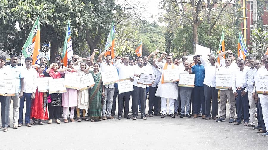 <div class="paragraphs"><p>ತುಮಕೂರು ಜಿಲ್ಲಾಧಿಕಾರಿ ಕಚೇರಿ ಮುಂಭಾಗ ಬುಧವಾರ ಹಿಂದೂ ಕಾರ್ಯಕರ್ತ ಶ್ರೀಕಾಂತ ಪೂಜಾರಿ ಬಂಧನ ಖಂಡಿಸಿ ಬಿಜೆಪಿ ಕಾರ್ಯಕರ್ತರು ಪ್ರತಿಭಟನೆ ನಡೆಸಿದರು. </p></div>