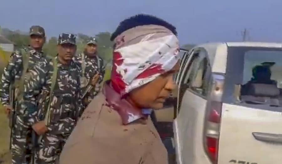 <div class="paragraphs"><p>ಪಶ್ಚಿಮ ಬಂಗಾಳದ ಉತ್ತರ 24 ಪರಗಣದ ಜಿಲ್ಲೆಯಲ್ಲಿ ನಡೆದ ಹಲ್ಲೆಯಲ್ಲಿ ಗಾಯಗೊಂಡ ಜಾರಿ ನಿರ್ದೇಶನಾಲಯದ ಅಧಿಕಾರಿಗಳನ್ನು ಭದ್ರತೆಯಲ್ಲಿ ಕರೆದೊಯ್ಯಲಾಯಿತು</p></div>