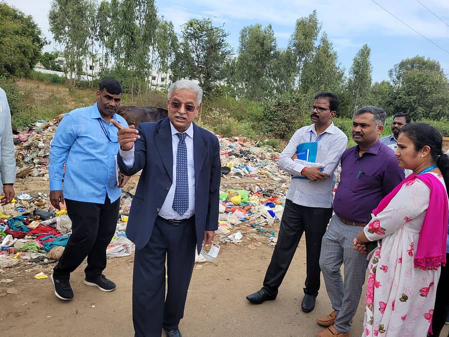 ಬೆಂಗಳೂರಿನ ಹೆಬ್ಬಾಳದ ಬಳಿ ರಸ್ತೆ ಬದಿ ಘನ ತ್ಯಾಜ್ಯ ಸುರಿದಿರುವ ಪ್ರದೇಶಕ್ಕೆ ಮಂಗಳವಾರ ಭೇಟಿನೀಡಿದ ಲೋಕಾಯುಕ್ತ ನ್ಯಾಯಮೂರ್ತಿ ಬಿ.ಎಸ್. ಪಾಟೀಲ, ಬಿಬಿಎಂಪಿ ಅಧಿಕಾರಿಗಳಿಗೆ ಸೂಚನೆಗಳನ್ನು ನೀಡಿದರು.
