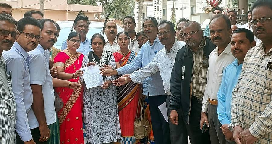 ಹರಪನಹಳ್ಳಿಯಲ್ಲಿ ಸರ್ಕಾರಿ ನೌಕರರ ಸಂಘದ ತಾಲ್ಲೂಕು ಸಮಿತಿಯ ಪದಾಧಿಕಾರಿಗಳು ಮಂಗಳವಾರ ಶಾಸಕಿ ಲತಾ ಮಲ್ಲಿಕಾರ್ಜುನ್ ಅವರಿಗೆ ಮನವಿ ಸಲ್ಲಿಸಿದರು