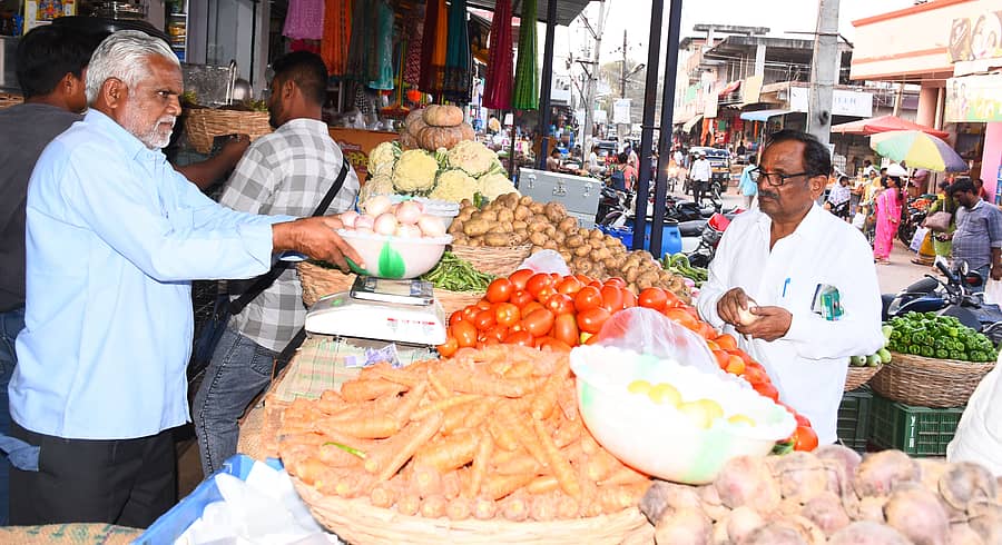 ಯಾದಗಿರಿ ನಗರದ ರೈಲ್ವೆ ಸ್ಟೇಷನ್ ರಸ್ತೆಯ ತರಕಾರಿ ಮಾರಾಟ ಮಾಡುತ್ತಿರುವುದು
ಪ್ರಜಾವಾಣಿ ಚಿತ್ರ/ ರಾಜಕುಮಾರ ನಳ್ಳಿಕರ