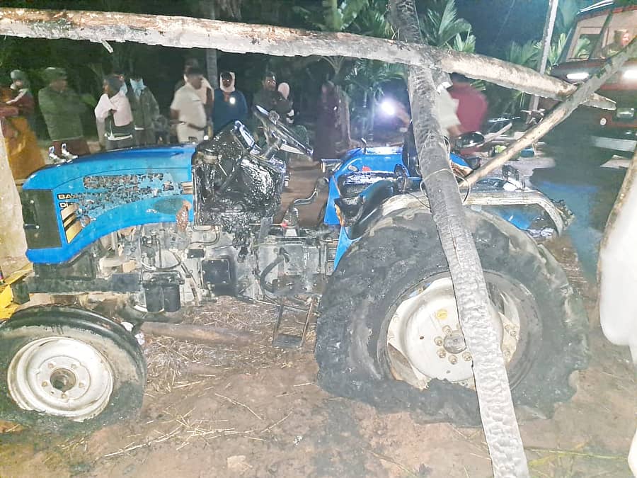 ತುಮಕೂರು ತಾಲ್ಲೂಕಿನ ಹೆಬ್ಬೂರು ಹೋಬಳಿಯ ಕಾರನಹಳ್ಳಿ ಬಳಿ ನಡೆದ ಬೆಂಕಿ ಅವಘಡದಲ್ಲಿ ಸುಟ್ಟು ಕರಕಲಾಗಿರುವ ಟ್ರ್ಯಾಕ್ಟರ್