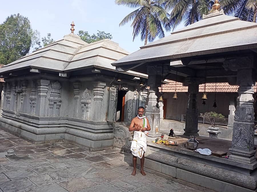 ನಾಪೋಕ್ಲು ಸಮೀಪದ ಮೂಟೇರಿಯಲ್ಲಿ ಜೀರ್ಣೋದ್ಧಾರಗೊಂಡಿರುವ ಉಮಾಮಹೇಶ್ವರಿ ದೇವಾಲಯ.