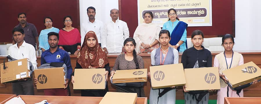 ಕಟ್ಟಡ ಕಾರ್ಮಿಕರ ಮಕ್ಕಳಿಗೆ ಮಂಗಳವಾರ ಕಾರ್ಮಿಕ ಇಲಾಖೆ, ಕಟ್ಟಡ ಕಾರ್ಮಿಕರ ಕಲ್ಯಾಣ ಮಂಡಳಿ ವತಿಯಿಂದ ಲ್ಯಾಪ್ಟಾಪ್ ವಿತರಿಸಲಾಯಿತು. ಶಾಸಕ ಸಿ.ಪುಟ್ಟರಂಗಶೆಟ್ಟಿ, ಹೆಚ್ಚುವರಿ ಜಿಲ್ಲಾಧಿಕಾರಿ ಗೀತಾ ಹುಡೇದ, ಕಾರ್ಮಿಕ ಅಧಿಕಾರಿ ಎಂ.ಸವಿತಾ ಇತರರು ಪಾಲ್ಗೊಂಡಿದ್ದರು