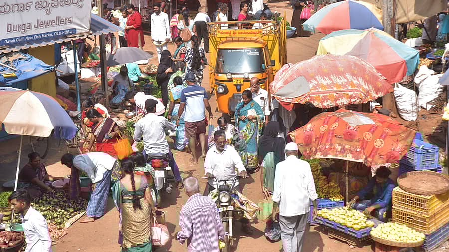 <div class="paragraphs"><p>ಹಳೇ ಹುಬ್ಬಳ್ಳಿ ಮಾರುಕಟ್ಟೆ ಪ್ರದೇಶದಲ್ಲಿ ಅಂಗಡಿಗಳು ರಸ್ತೆಗೆ ಬಂದಿದ್ದರಿಂದ ವಾಹನ ಸಂಚಾರಕ್ಕೆ ಸ್ಥಳಾವಕಾಶವೇ ಇಲ್ಲದಂತಾಗಿದೆ – ಪ್ರಜಾವಾಣಿ ಚಿತ್ರ: ಗುರು ಹಬೀಬ</p></div>