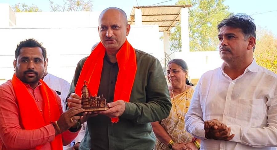 ಬೆಳಗಾವಿ ಜಿಲ್ಲೆಯ ಚನ್ನಮ್ಮನ ಕಿತ್ತೂರು ವಿಧಾನಸಭೆ ಕ್ಷೇತ್ರದ ನಾಗನೂರು ಬಿಜೆಪಿ ಕಾರ್ಯಕರ್ತರು ಸಂಸದ ಅನಂತಕುಮಾರ್ ಹೆಗಡೆ ಅವರಿಗೆ ರಾಮಮಂದಿರದ ಪ್ರತಿಕೃತಿ ನೀಡಿದರು