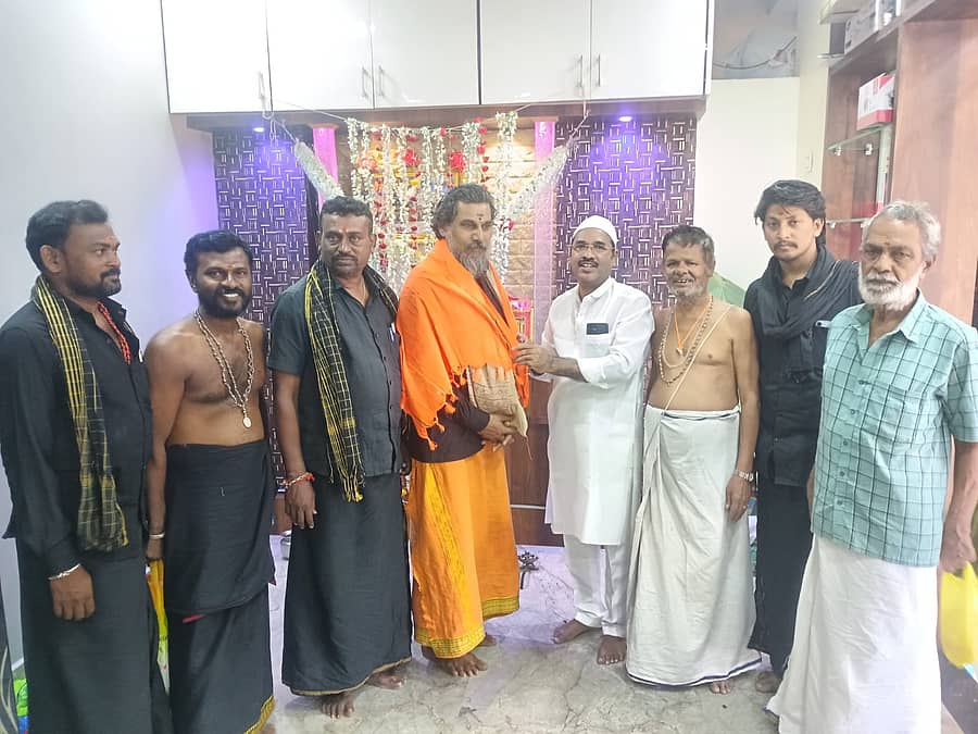 ಗಂಗಾವತಿ ಜಯನಗರದ ಪಿಂಜಾರ ಸಮುದಾಯದ ಜಿಲ್ಲಾಧ್ಯಕ್ಷ ಕಾಶಿಂಅಲಿ ಮುದ್ದಾಬಳ್ಳಿ ಅವರ ಮನೆಯಲ್ಲಿ ಮಂಗಳವಾರ ಅಯ್ಯಪ್ಪಸ್ವಾಮಿ ಮಾಲಾಧಾರಿಗಳಿಂದ ಪೂಜೆ ನಡೆಯಿತು