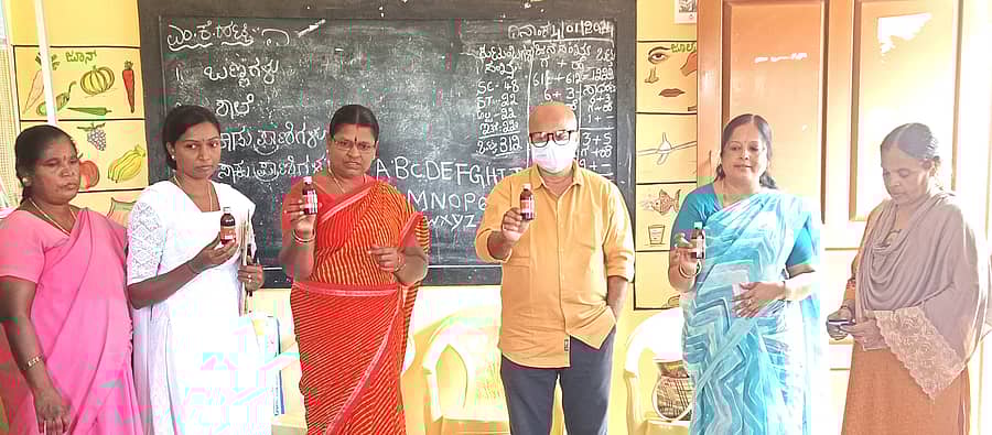 <div class="paragraphs"><p>ಚಿತ್ರದುರ್ಗ ನಗರದ ಹೊರವಲಯದ&nbsp;ಮಠದ ಕುರುಬರಹಟ್ಟಿಯ ಅಂಗನವಾಡಿಯಲ್ಲಿ ಮಕ್ಕಳ ಲಸಿಕೆಯ ಬಗ್ಗೆ ಗುರುವಾರ ಜಾಗೃತಿ ಮೂಡಿಸಲಾಯಿತು</p></div>