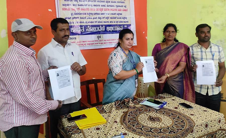 ವಿಜಯಪುರದ ಎಸ್.ಜೆ.ಆರ್.ವೈ. ಕಚೇರಿಯಲ್ಲಿ ಕಾರ್ಮಿಕ ಇಲಾಖೆಯಿಂದ ಪತ್ರಿಕಾ ವಿತರಕರಿಗೆ ತಾಲ್ಲೂಕು ನಿರೀಕ್ಷಕಿ ಅಂಬಿಕ ಅವರು ಇ-ಶ್ರಮ್ ಕಾರ್ಡುಗಳು ವಿತರಣೆ ಮಾಡಿದರು