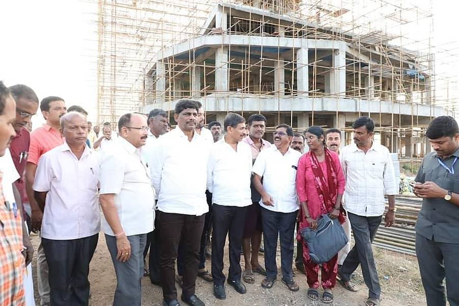 ಕುದೂರು ಹೋಬಳಿಯ ವೀರಾಪುರ ಗ್ರಾಮದಲ್ಲಿ ನಡೆಯುತ್ತಿರುವ ಡಾ. ಶಿವಕುಮಾರ ಸ್ವಾಮೀಜಿ 111 ಅಡಿ ಎತ್ತರದ ಪ್ರತಿಮೆ ನಿರ್ಮಾಣ ಕಾರ್ಯವನ್ನು ಮಂಗಳವಾರ ಸಂಸದ ಡಿ.ಕೆ. ಸುರೇಶ್, ಶಾಸಕ ಎಚ್.ಸಿ. ಬಾಲಕೃಷ್ಣ ಪರಿಶೀಲಿಸಿದರು.