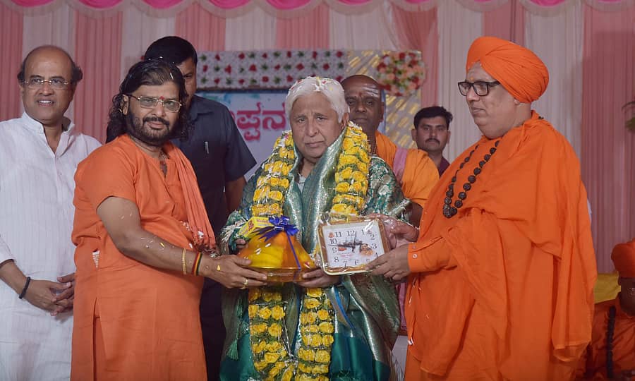 ಮೂಡಲಗಿ ತಾಲ್ಲೂಕಿನ ಹುಣಶಾಳ ಸಿದ್ಧಲಿಂಗ ಕೈವಲ್ಯಾಶ್ರಮದ ನಿಜಗುಣ ದೇವರ ಷಷ್ಠ್ಯಬ್ಧಿ ಸಮಾರಂಭದಲ್ಲಿ ಭಾಗವಹಿಸಿದ್ದ ಕಾನೂನು ಸಚಿವ ಎಚ್‌.ಕೆ. ಪಾಟೀಲ ಅವರನ್ನು ಶ್ರೀಗಳು ಸನ್ಮಾನಿಸಿದರು