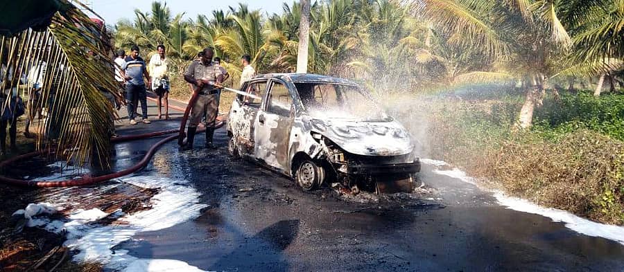 ಚನ್ನಪಟ್ಟಣ ತಾಲ್ಲೂಕಿನ ಕೃಷ್ಣಾಪುರ ಅಂಕುಶನಹಳ್ಳಿ ಗ್ರಾಮಗಳ ನಡುವೆ ಸುಟ್ಟು ಕರಕಲಾದ ಕಾರು