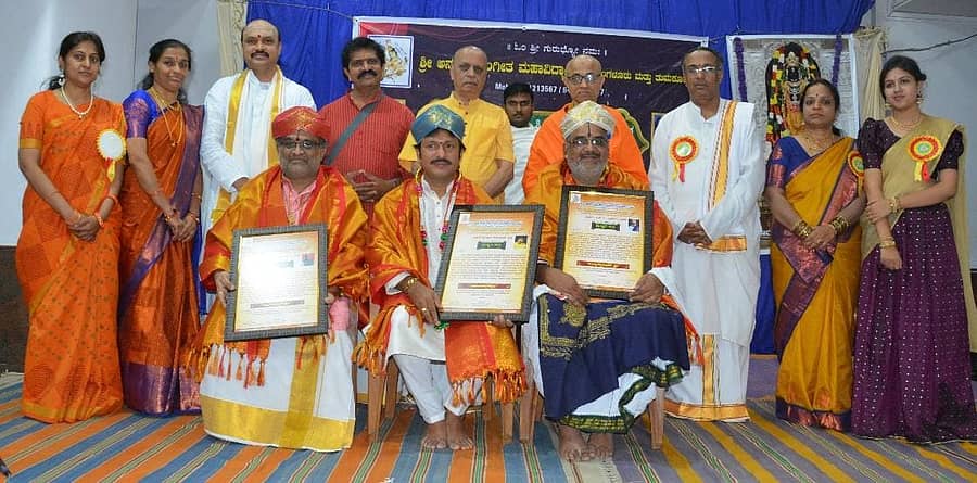 ಆರಾಧನಾ ಸಂಗೀತೋತ್ಸವದಲ್ಲಿ ಮೃದಂಗ ವಿದ್ವಾಂಸ ಎಚ್.ಎಸ್. ಸುಧೀಂದ್ರ, ತಬಲಾ ವಾದಕ ಗುರುಮೂರ್ತಿ ವೈದ್ಯ ಹಾಗೂ ಪವಮಾನಾಚಾರ್ಯ ಕಲ್ಲಾಪುರ ಅವರನ್ನು ಸನ್ಮಾನಿಸಲಾಯಿತು. ಅನುಗ್ರಹ ಸಂಗೀತ ಮಹಾವಿದ್ಯಾಲಯದ ಪ್ರಾಚಾರ್ಯ ವಿದ್ವಾನ್ ಶ್ರೀಕಂಠ ಭಟ್, ವಿದ್ಯೇಶತೀರ್ಥ ಸ್ವಾಮೀಜಿ, ಎಂ.ಆರ್.ವಿ. ಪ್ರಸಾದ್, ವಸುಮತಿ ಭಟ್ ಹಾಗೂ ಸುಬ್ಬುಕೃಷ್ಣ ಪಾಲ್ಗೊಂಡಿದ್ದರು.