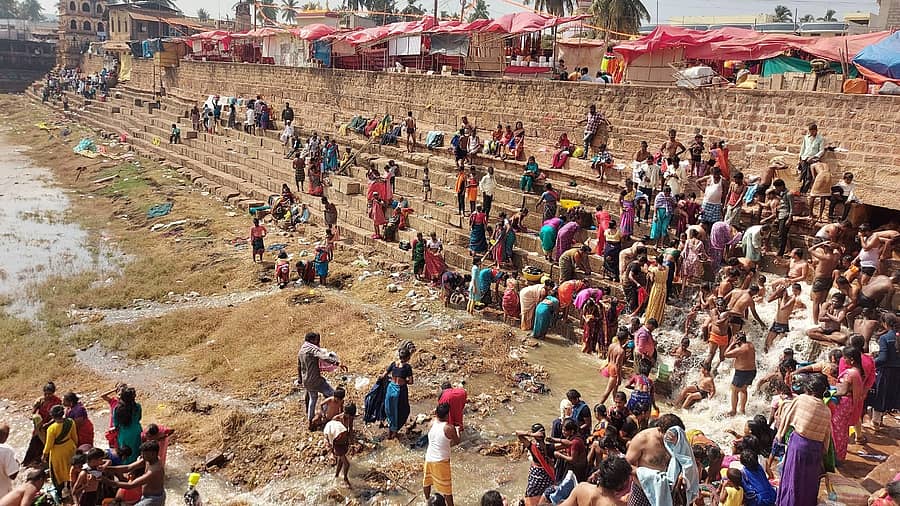 ಬಾದಾಮಿ ಸಮೀಪದ ಬನಶಂಕರಿಯ ಹರಿದ್ರಾತೀರ್ಥ ಪುಷ್ಕರಣಿಯಲ್ಲಿ ಭಕ್ತರು ಪುಣ್ಯಸ್ನಾನ ಮಾಡಿದರು