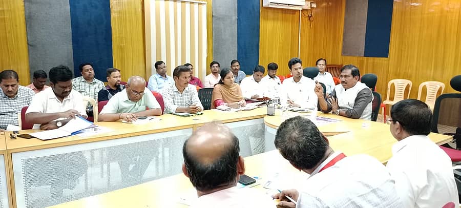 ‘ಯುವನಿಧಿ’ ಯೋಜನೆ ಕುರಿತು ಜಿಲ್ಲಾಧಿಕಾರಿ ಗೋವಿಂದ ರೆಡ್ಡಿ ಅಧ್ಯಕ್ಷತೆಯಲ್ಲಿ ಬೀದರ್ನಲ್ಲಿ ಶನಿವಾರ ಅಧಿಕಾರಿಗಳ ಸಭೆ ನಡೆಯಿತು