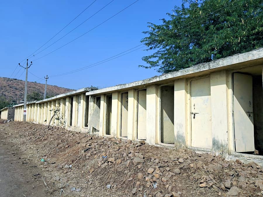 ರಾಮದುರ್ಗ ತಾಲ್ಲೂಕಿನ ಇಡಗಲ್‌ನಲ್ಲಿ ಗ್ರಾಮ ಪಂಚಾಯ್ತಿ ನಿರ್ಮಿಸಿದ್ದ ಸಾಮೂಹಿಕ ಶೌಚಾಲಯಗಳು ನಿರುಪಯುಕ್ತವಾಗಿವೆ