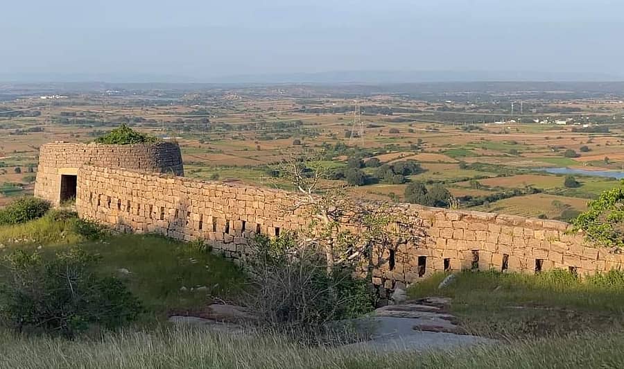 ಕಾನಹೊಸಹಳ್ಳಿ ಸಮೀಪದ ಬೀರಲಗುಡ್ಡ ಗ್ರಾಮದ ಸಮೀಪವಿರುವ ವೀರನದುರ್ಗದ ಕೋಟೆಯ ವಿಹಂಗಮ ನೋಟ