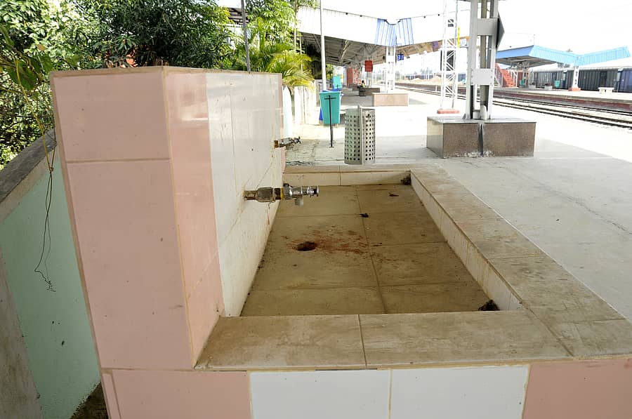 ಚಿಕ್ಕಮಗಳೂರು ರೈಲು ನಿಲ್ದಾಣದಲ್ಲಿನ ಕುಡಿಯುವ ನೀರಿನ ನಳಗಳು ಬತ್ತಿ ಹೋಗಿರುವುದು