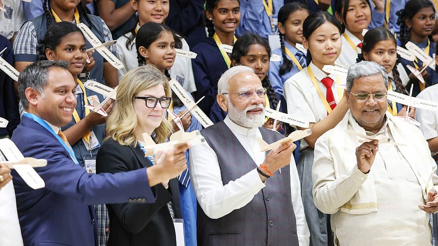 ಬೋಯಿಂಗ್ ಎಂಜಿನಿಯರಿಂಗ್ ಮತ್ತು ತಂತ್ರಜ್ಞಾನ ಕೇಂದ್ರದ ಕ್ಯಾಂಪಸ್ ಉದ್ಘಾಟನೆ ಸಮಾರಂಭದಲ್ಲಿ ಪ್ರಧಾನಿ ನರೇಂದ್ರ ಮೋದಿ, ಮುಖ್ಯಮಂತ್ರಿ ಸಿದ್ದರಾಮಯ್ಯ, ಬೋಯಿಂಗ್ ಕಂಪನಿಯ ಸಿಒಒ ಸ್ಟೆಫೇನ್ ಪೋಪ್(ಎಡದಿಂದ ಎರಡನೆಯವರು) ವಿಮಾನದ ಪ್ರತಿಕೃತಿ ತೋರಿಸಿದರು