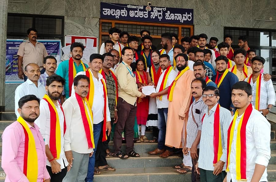 ವಿವಿಧ ಬೇಡಿಕೆಗಳ ಈಡೇರಿಕೆಗೆ ಆಗ್ರಹಿಸಿ ಕರ್ನಾಟಕ ರಕ್ಷಣಾ ವೇದಿಕೆಯ ಹೊನ್ನಾವರ ಘಟಕದಿಂದ ತಹಶೀಲ್ದಾರ್ ಮನವಿ ಸಲ್ಲಿಸಲಾಯಿತು