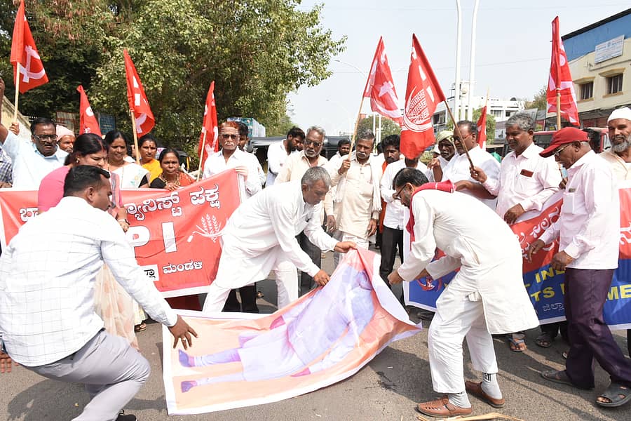 ಕಲಬುರಗಿಯಲ್ಲಿ ಶನಿವಾರ ಪ್ರಧಾನಿ ನರೇಂದ್ರ ಮೋದಿ ಅವರ ಭಾವಚಿತ್ರಕ್ಕೆ ಬೆಂಕಿ ಹಚ್ಚಲು ಯತ್ನಿಸಿದ ಸಿಪಿಐ ಜಿಲ್ಲಾ ಘಟಕದ ಮುಖಂಡರು