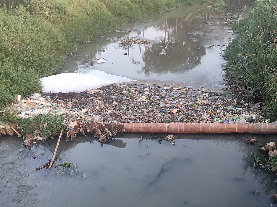 ರಾಷ್ಟ್ರೀಯ ಹೆದ್ದಾರಿ 66ರ ಹುಂಡೆ ಶೋರೂ ಬಳಿಯ ಸೇತುವೆ ಕೆಳಗೆ ಸಂಗ್ರಹವಾಗಿರುವ ತ್ಯಾಜ್ಯದ ರಾಶಿ