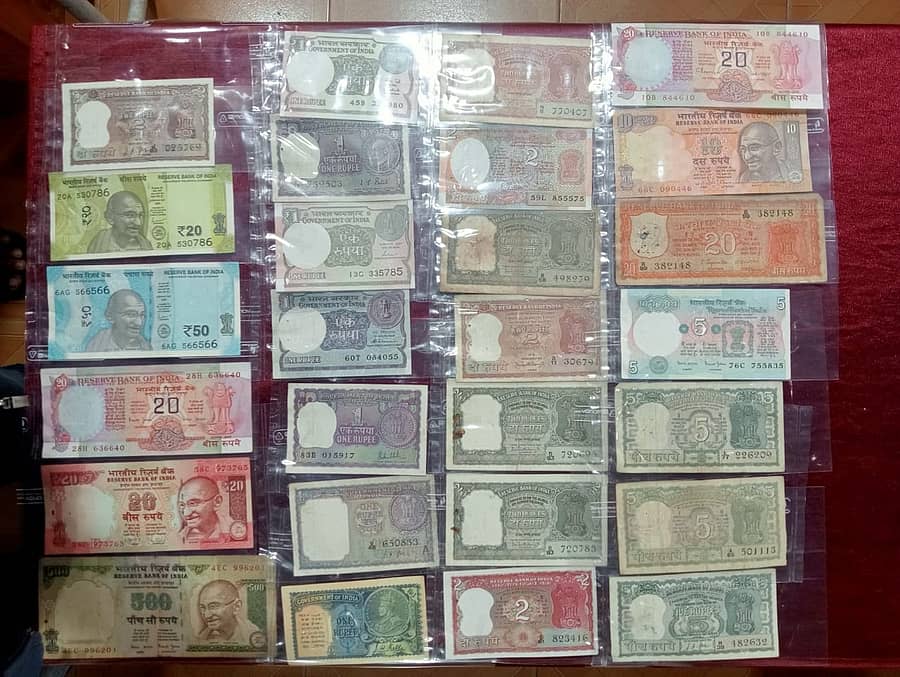 <div class="paragraphs"><p>ಮಡಿಕೇರಿಯ ಕೆ.ಎನ್.ಶಿವಪ್ರಸಾದ್ ಭಟ್ ಅವರ ಬಳಿ ಇರುವ ವಿದೇಶಿ ನೋಟುಗಳ ಸಂಗ್ರಹ</p></div>