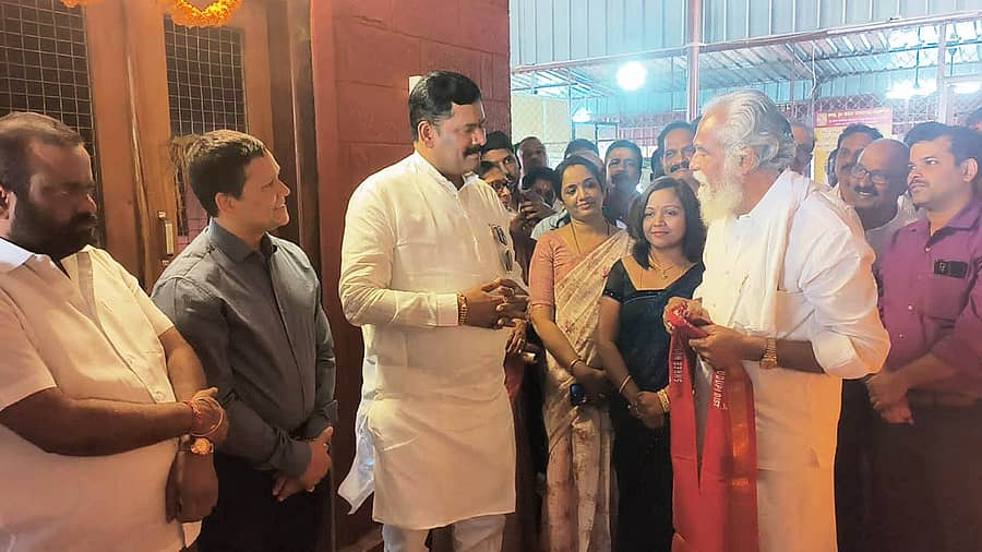 ಕಾಪು ಹೊಸ ಮಾರಿಗುಡಿ ದೇವಸ್ಥಾನಕ್ಕೆ ಸಚಿವ ಶಿವರಾಜ್ ತಂಗಡಗಿ ಭೇಟಿ ನೀಡಿ, ಕಾಮಗಾರಿಯನ್ನು ವೀಕ್ಷಿಸಿದರು. ಶಾಸಕ ಗುರ್ಮೆ ಸುರೇಶ್ ಶೆಟ್ಟಿ, ಅಭಿವೃದ್ಧಿ ಸಮಿತಿಯ ಅಧ್ಯಕ್ಷ ಕೆ. ವಾಸುದೇವ ಶೆಟ್ಟಿ, ದೇವಿಪ್ರಸಾದ್ ಶೆಟ್ಟಿ, ಯೋಗೀಶ್ ಶೆಟ್ಟಿ ಬಾಲಾಜಿ ಭಾಗವಹಿಸಿದ್ದರು