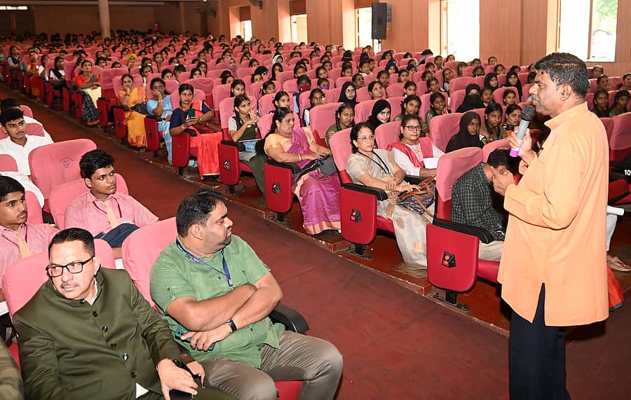 <div class="paragraphs"><p>ವಿದ್ಯಾರ್ಥಿಗಳಿಗೆ ರಾಜೇಂದ್ರ ಭಟ್ ತರಬೇತಿ ನೀಡಿದರು – ಪ್ರಜಾವಾಣಿ ಚಿತ್ರ</p></div>