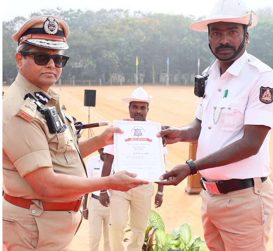 ಉತ್ತಮ ಹೊಯ್ಸಳ ತಂಡಕ್ಕೆ ನಗರ ಪೊಲೀಸ್ ಕಮಿಷನರ್ ಬಿ. ದಯಾನಂದ ಅವರು ಪ್ರಶಂಸನಾ ಪತ್ರ ವಿತರಣೆ ಮಾಡಿದರು.