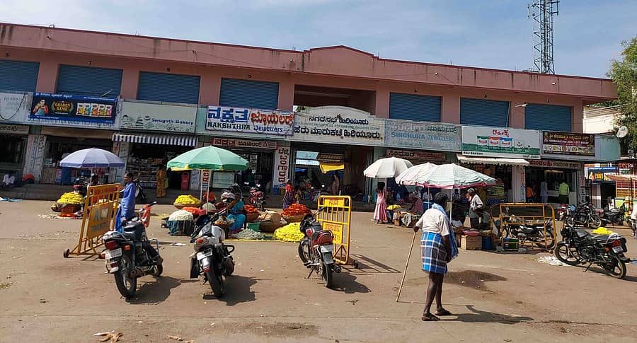 ಹಿರಿಯೂರು ನಗರಸಭೆಯಿಂದ ಮಹಾತ್ಮಗಾಂಧಿ ವೃತ್ತದ ಸಮೀಪ ನಿರ್ಮಿಸಿರುವ ನೆಹರೂ ಮಾರುಕಟ್ಟೆಯ ಮೊದಲ ಮಹಡಿಯ ಮಳಿಗೆಗಳಿಗೆ ಬೀಗ ಬಿದ್ದಿರುವುದು