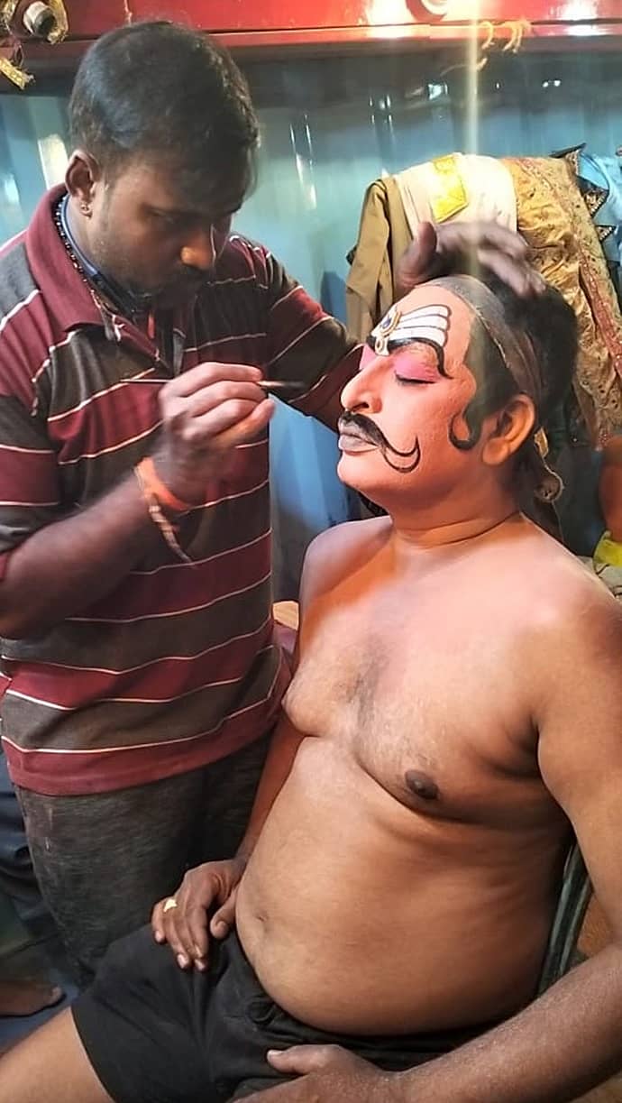 ಕಲಾವಿದರೊಬ್ಬರಿಗೆ ಬಣ್ಣ ಹಚ್ಚುವುದರಲ್ಲಿ ನಿರತರಾಗಿರುವ ಕಿರಣ್ ಕುಮಾರ್