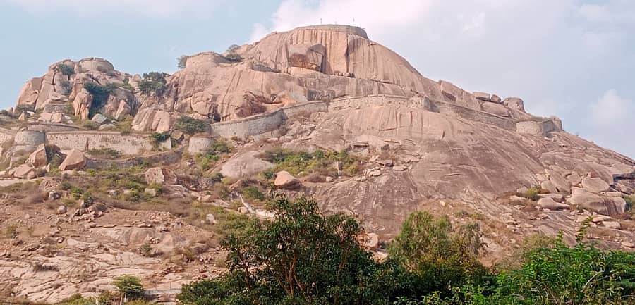 ಗುಡಿಬಂಡೆ ಪಟ್ಟಣಕ್ಕೆ ಹೊಂದಿಕೊಂಡಿರುವ ಏಳುಸುತ್ತಿನ ಸುರಸದ್ಮಗಿರಿ ಬೆಟ್ಟ