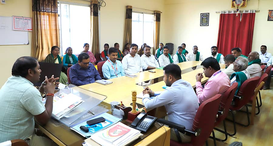 ಸವದತ್ತಿಯಲ್ಲಿ ಬ್ಯಾಂಕುಗಳ ಕಿರುಕುಳ ಕುರಿತು ತಹಶೀಲ್ದಾರ್ ನೇತೃತ್ವದಲ್ಲಿ ಬ್ಯಾಂಕ್ ಸಿಬ್ಬಂದಿಯೊಂದಿಗೆ ಸಭೆ ನಡೆಯಿತು