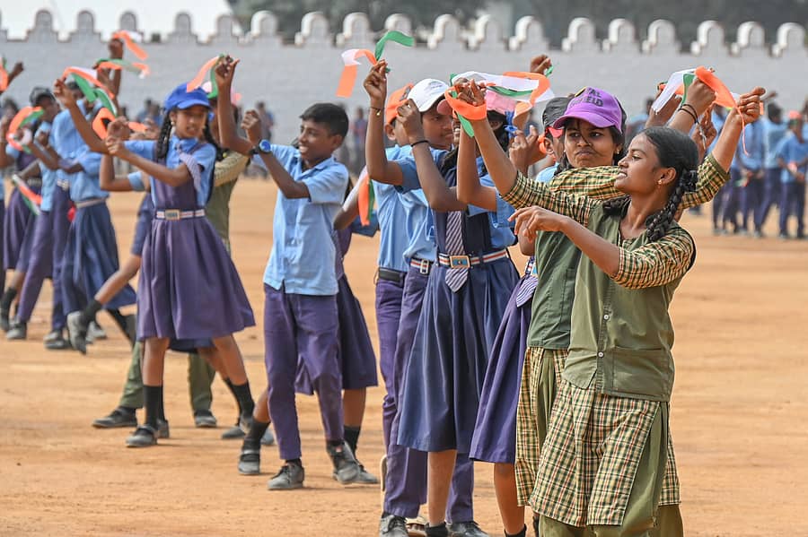 <div class="paragraphs"><p>ಫೀಲ್ಡ್ ಮಾರ್ಷಲ್ ಮಾಣಿಕ್ ಷಾ ಪರೇಡ್ ಮೈದಾನದಲ್ಲಿ ನಡೆಯಲಿರುವ ಗಣರಾಜ್ಯೋತ್ಸವ ಸಮಾರಂಭಕ್ಕಾಗಿ ಮಕ್ಕಳು ಮಂಗಳವಾರ ತಾಲೀಮು ನಡೆಸಿದರು </p></div>