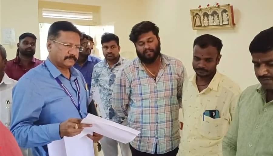 <div class="paragraphs"><p>ಆನೇಕಲ್ನ ತಾಲ್ಲೂಕು ಕಚೇರಿಯ ಮೇಲೆ ಲೋಕಾಯುಕ್ತ ಅಧಿಕಾರಿಗಳು ದಾಳಿ ನಡೆಸಿ ವಿವಿಧ ವಿಭಾಗಗಳ ದಾಖಲೆಗಳನ್ನು ಪರಿಶೀಲನೆ ನಡೆಸಿದರು</p></div>