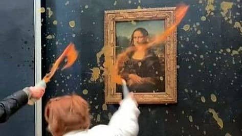 <div class="paragraphs"><p>ಮೊನಲಿಸಾ ಕಲಾಕೃತಿ ರಕ್ಷಣಾ ಪರದೆ ಮೇಲೆ ಸೂಪ್‌ ಚೆಲ್ಲುತ್ತಿರುವ ದೃಶ್ಯ</p></div>