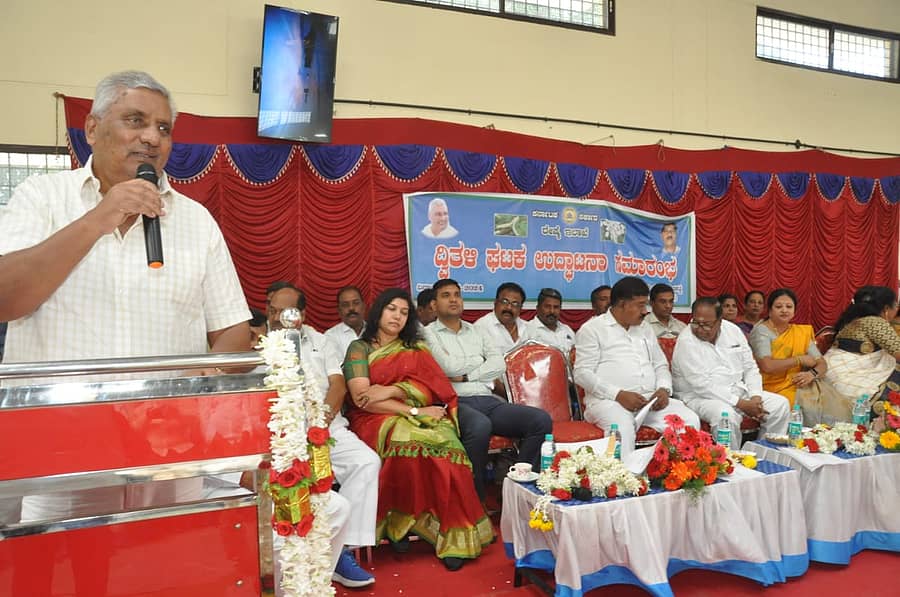 ಕೊಳ್ಳೇಗಾಲ ಮುಡಿಗುಂಡದ ರೇಷ್ಮೆ ಮಾರುಕಟ್ಟೆಯಲ್ಲಿ ಸೋಮವಾರ ದ್ವಿತಳಿ ಘಟಕವನ್ನು ಉದ್ಘಾಟಿಸಿದ ಜಿಲ್ಲಾ ಉಸ್ತುವಾರಿ ಸಚಿವ ವೆಂಕಟೇಶ್ ಮಾತನಾಡಿದರು