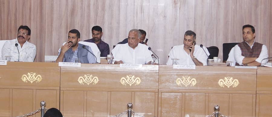 ಕೊಡಗು ಜಿಲ್ಲಾ ಪಂಚಾಯಿತಿಯ ಸಭಾಂಗಣದಲ್ಲಿ ಮಂಗಳವಾರ ನಡೆದ ಕರ್ನಾಟಕ ಅಭಿವೃದ್ಧಿ ಕಾರ್ಯಕ್ರಮಗಳ ಪ್ರಗತಿ ಪರಿಶೀಲನಾ ಸಭೆಯಲ್ಲಿ ಜಿಲ್ಲಾ ಉಸ್ತುವಾರಿ ಸಚಿವ ಎನ್.ಎಸ್.ಭೋಸರಾಜು ಮಾತನಾಡಿದರು. ವಿಧಾನಪರಿಷತ್ ಸದಸ್ಯ ಸುಜಾ ಕುಶಾಲಪ್ಪ, ಶಾಸಕರಾದ ಡಾ.ಮಂತರ್ಗೌಡ, ಎ.ಎಸ್.ಪೊನ್ನಣ್ಣ, ಜಿಲ್ಲಾಧಿಕಾರಿ ವೆಂಕಟ್ ರಾಜಾ ಭಾಗವಹಿಸಿದ್ದರು.