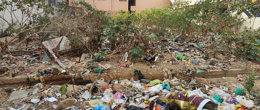 ನಗರದ ಗಂಗಮ್ಮ ಗುಡಿ ರಸ್ತೆಯಲ್ಲಿ ಖಾಲಿ ನಿವೇಶನದಲ್ಲಿ ತುಂಬಿರುವ ಕಸ ರಸ್ತೆಗೆ ಬಂದಿರುವುದು.